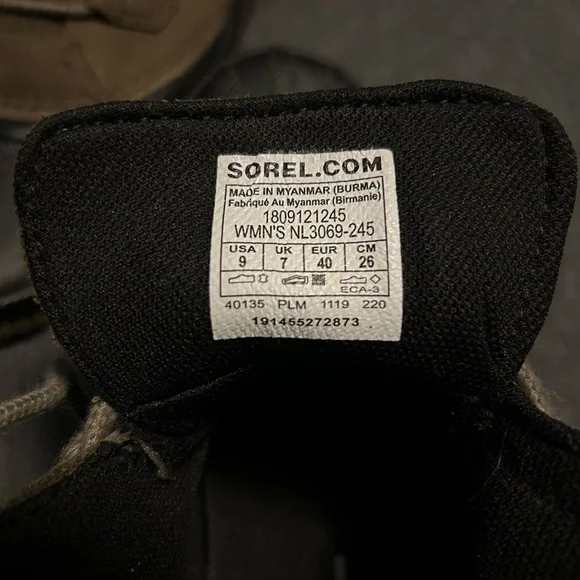 NWT Sorel Women's Out and About Plus Ankle Boots (9) - Picture 2 of 6